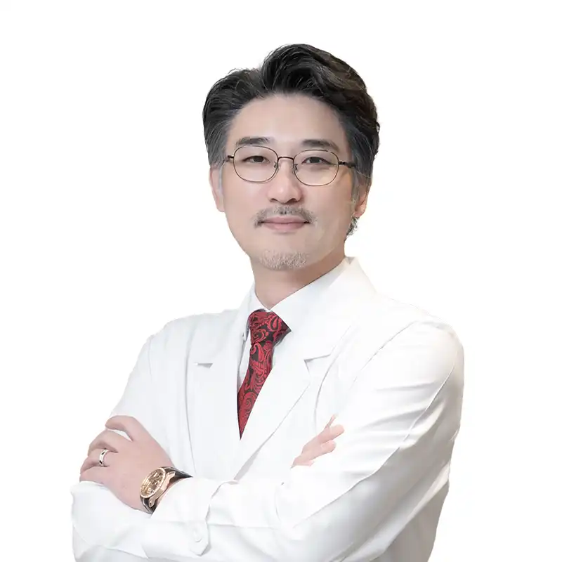 延世大学毕业，庆熙大学医学专业毕业，新村