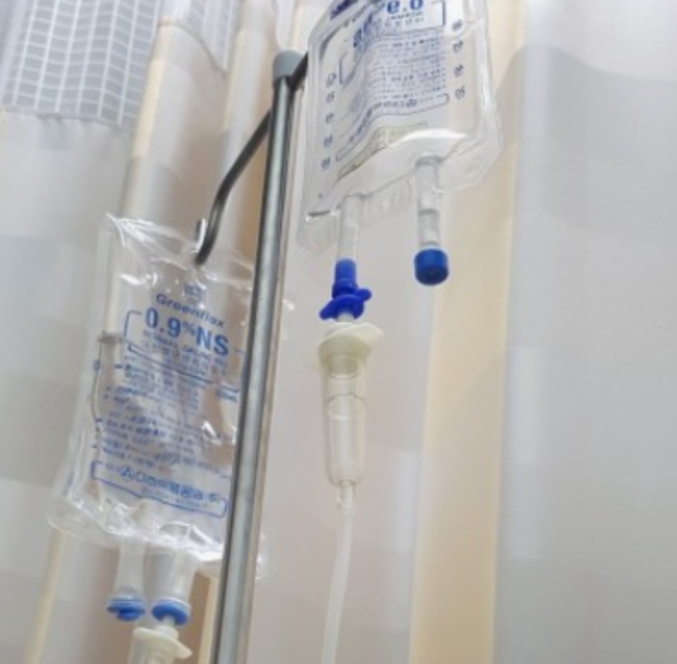 창문연합의원 지인 추천으로 가게 되었는데 원장님 성의껏 진료봐주시고 간호사님들도 항상 웃는 얼굴로 대해주셔서 마음편히 진료 잘받았습니다.제가 오랫동안 대학병원에서 투병을 오래해서 양쪽팔혈관이 다상해서 혈관찾기가 무척이나 힘이들어 수액 맞기가 힘든데 창문연합의원 간호사님들은 한분한분 주사베테랑분들만 계신거같아요. 혈관안터지고 한번에 놔주셔서 너무 안심이되고 